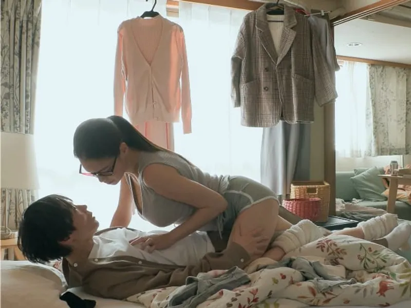 được chị nhà kề bên "an ủi" khi nhân tình đi ngoại tình